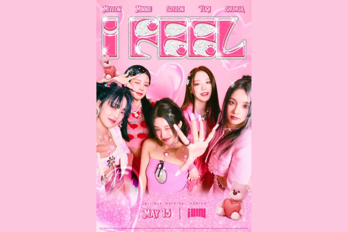 (G)I-DLE、6thミニアルバム『I feel』のカムバックポスター。ピンクのティーンスピリットなコンセプトで撮影。各メンバーの名前が掲載されている。