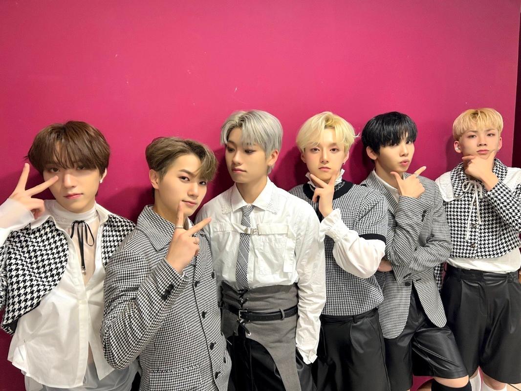 新人グループAIMERS、『Bubbling』のカムバック画像。撮影はカジュアルな衣装を着て、微笑むメンバーたち。」},{