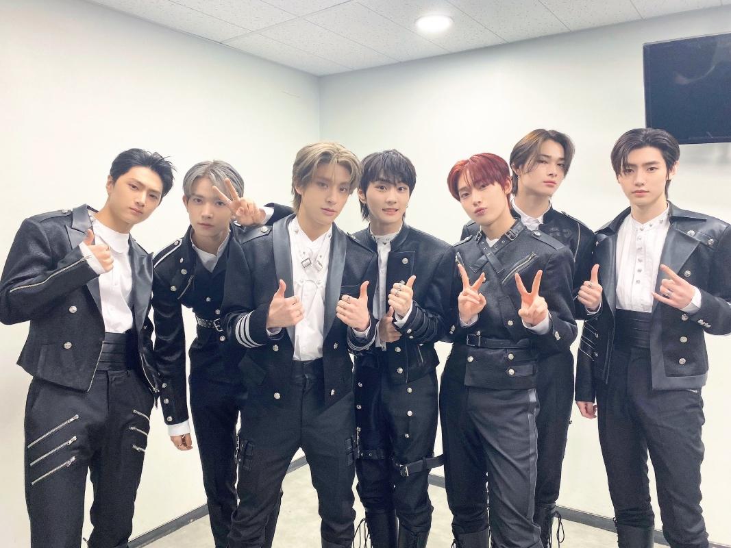 ENHYPEN、4th Mini Album『DARK BLOOD』のプロモーション画像。シックな衣装でポーズをとるメンバーたちがおります。