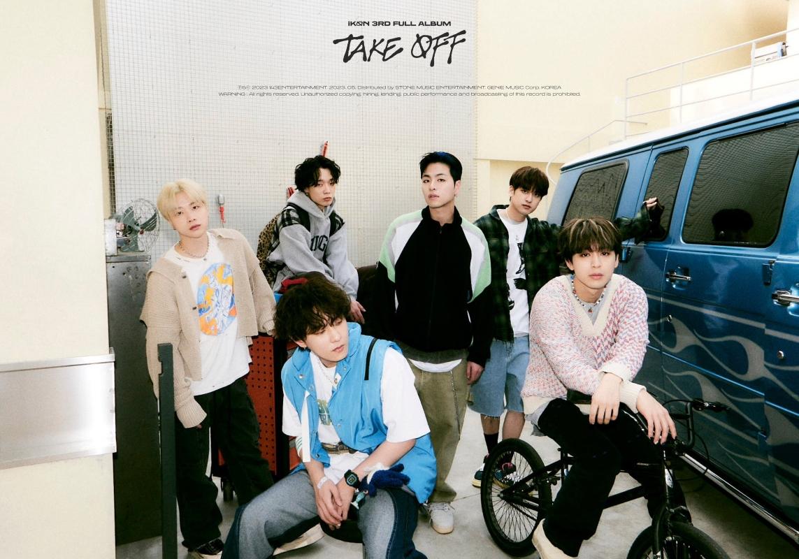 iKON、2023年5月4日にカムバック予定の3RD FULL ALBUM『TAKE OFF』のプロモーション画像。カジュアルな衣装でメンバーたちが集合している。