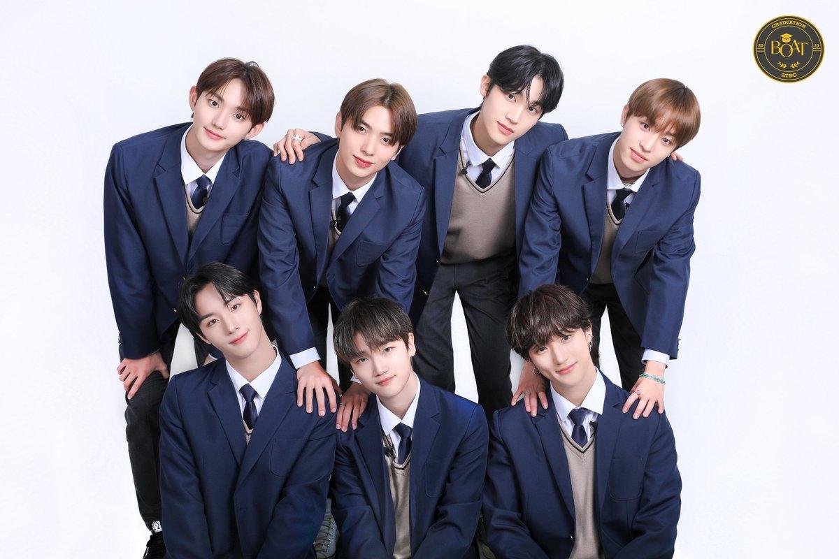 AB6IX、7thミニアルバム『THE FUTURE IS OURS : LOST』によるプロモーション画像。メンバーはカジュアルかつ多様なスタイルで夜のシーンを背景に立っています。