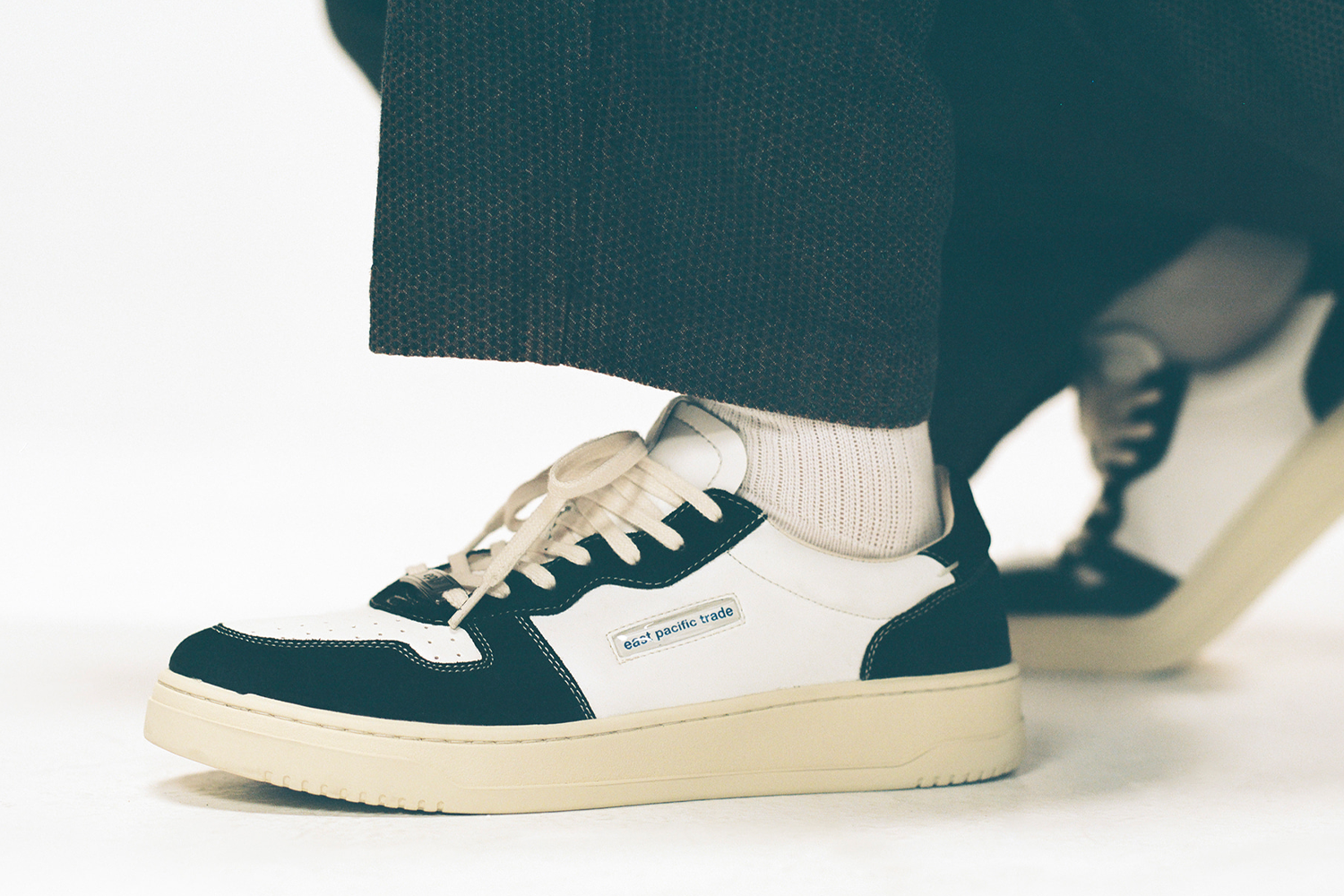 全白EPT Court运动鞋，简约设计，搭配高品质材料，提升户外与休闲穿着体验。