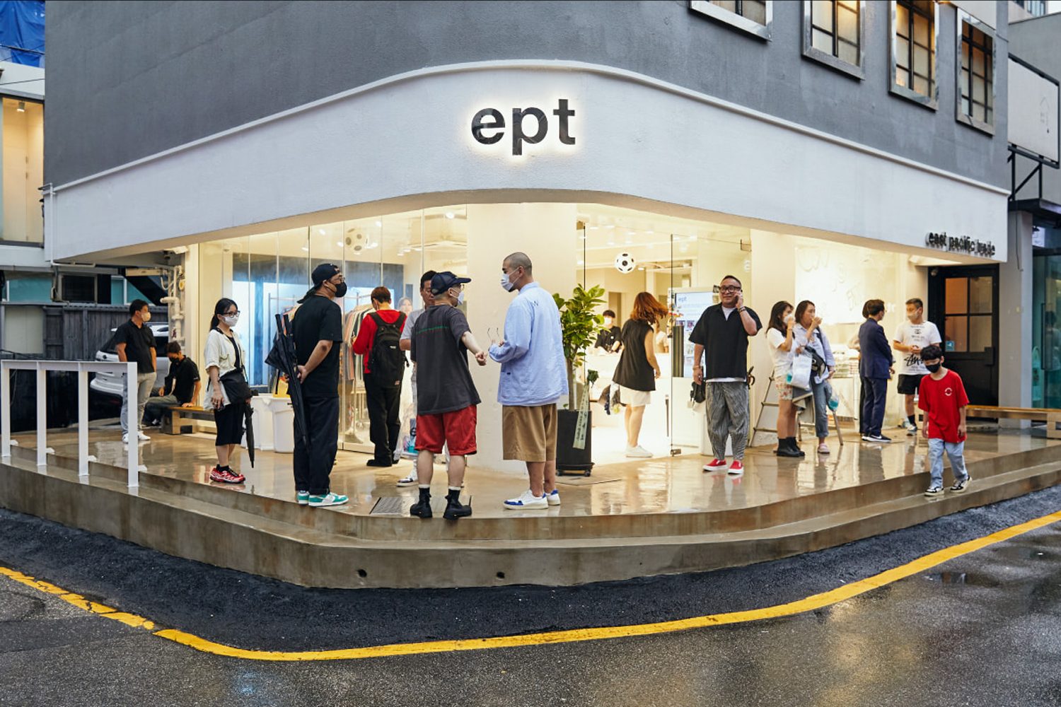 EPT Court系列运动鞋，设计融合经典与现代元素，适合日常和运动搭配。