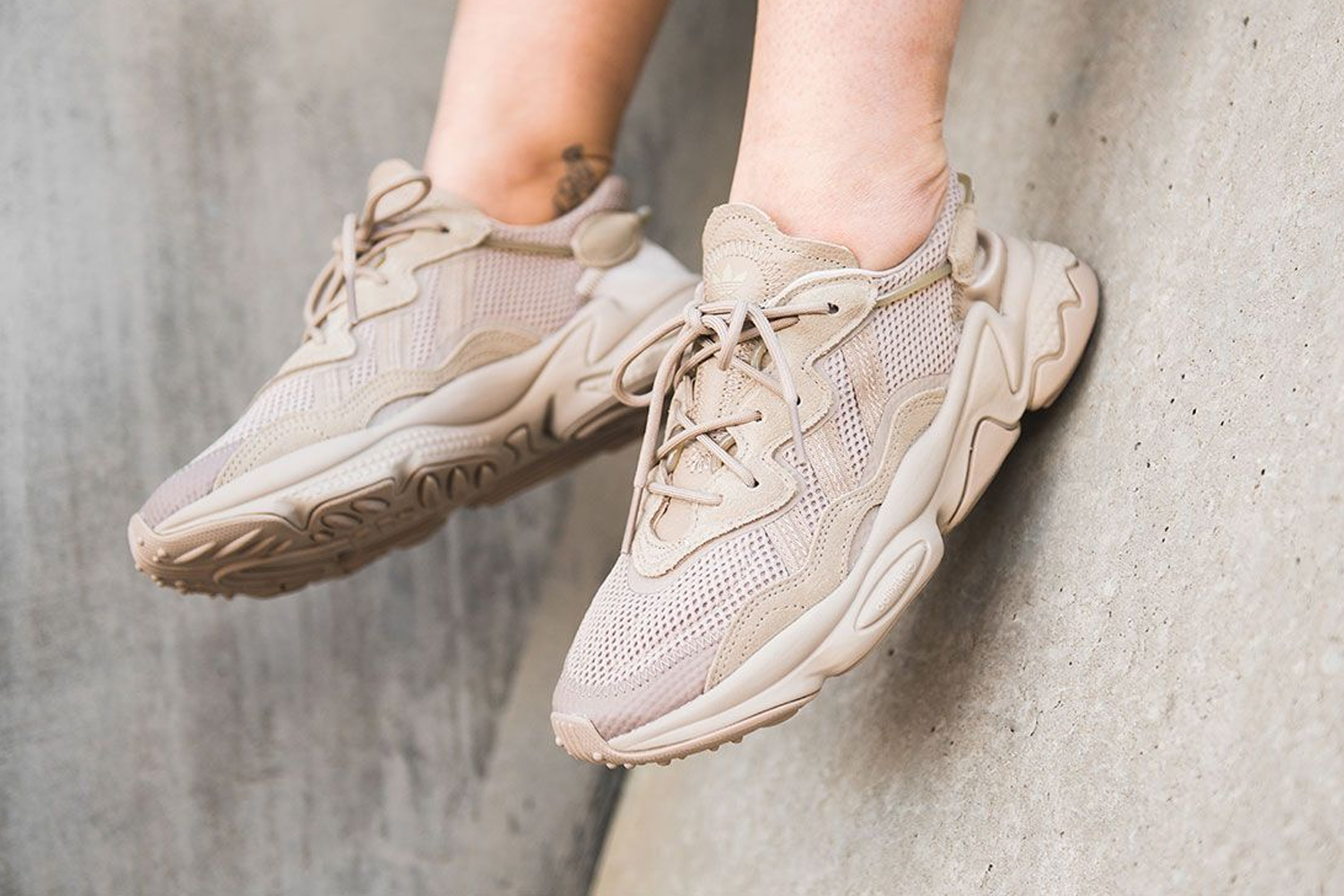 ADIDAS OZWEEGO系列运动鞋，标志性设计与舒适度结合，适合作为情侣鞋款。