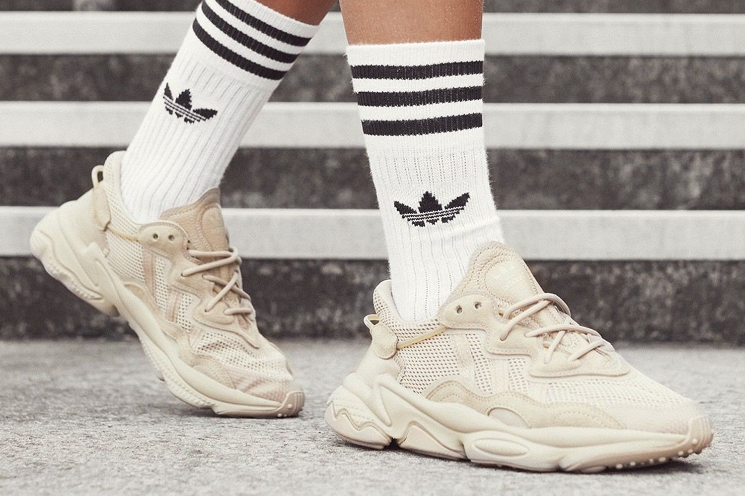 ADIDAS OZWEEGO运动鞋，融合90年代复古元素与现代功能，适合运动与日常穿着。