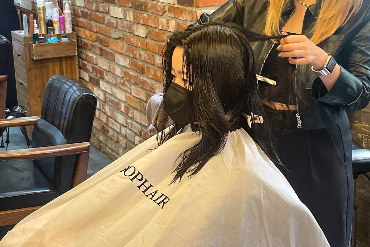 專業髮型師在CHOP HAIR沙龍內為客人進行剪髮服務。