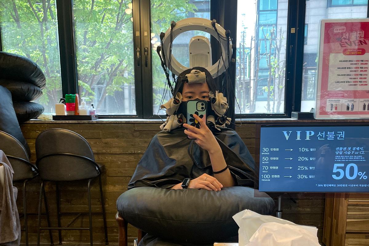 CHOP HAIR沙龍內的髮型護理過程,設有護髮設備。