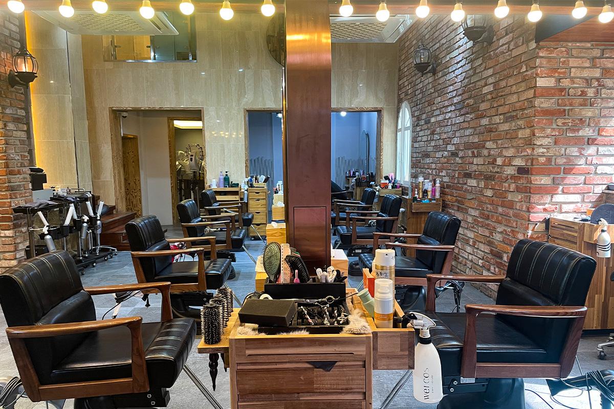 CHOP HAIR弘大店內部,現代裝修,帶來舒適的美髮體驗環境。