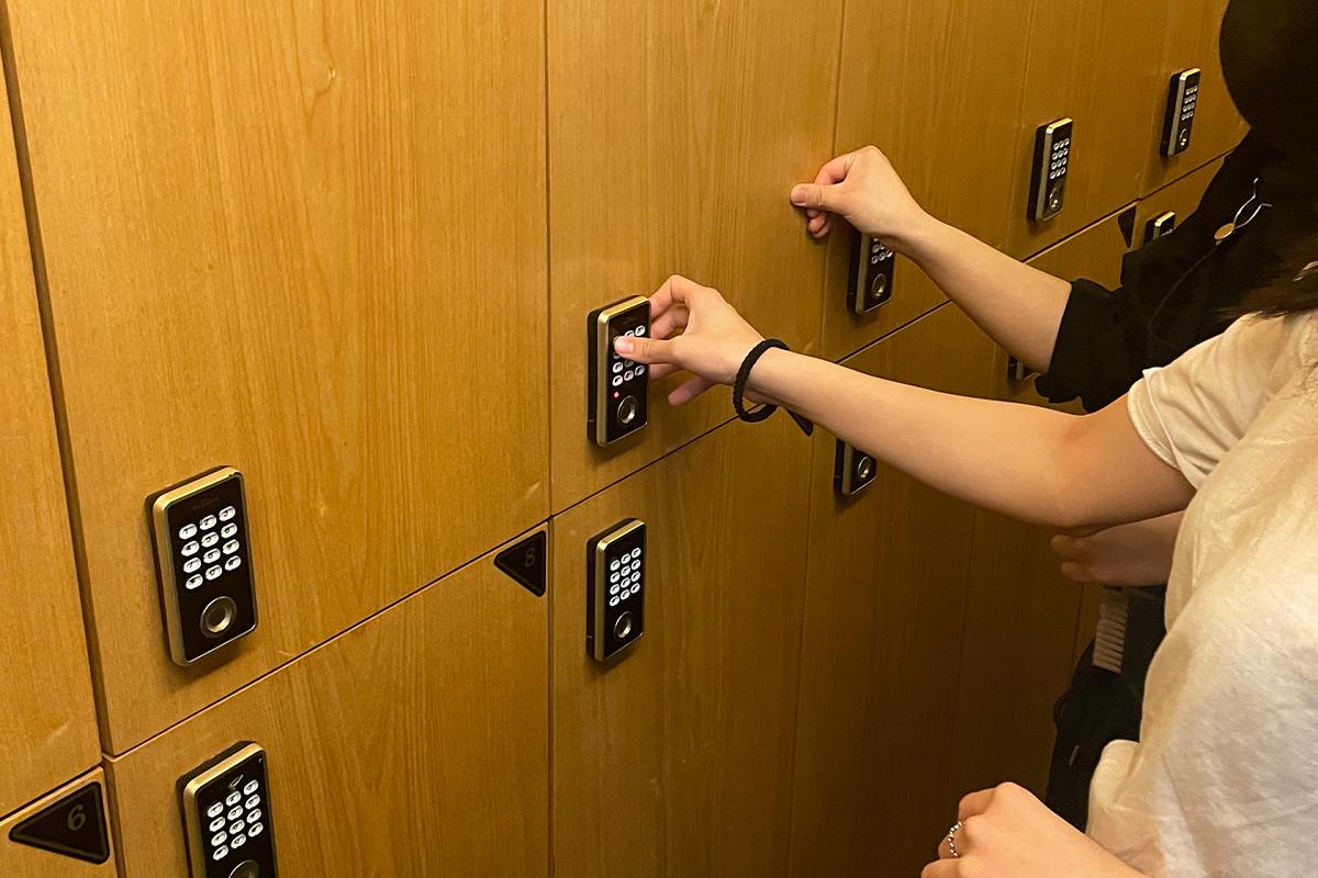 CHOP HAIR沙龍的客人使用帶有密碼鎖的儲物櫃。