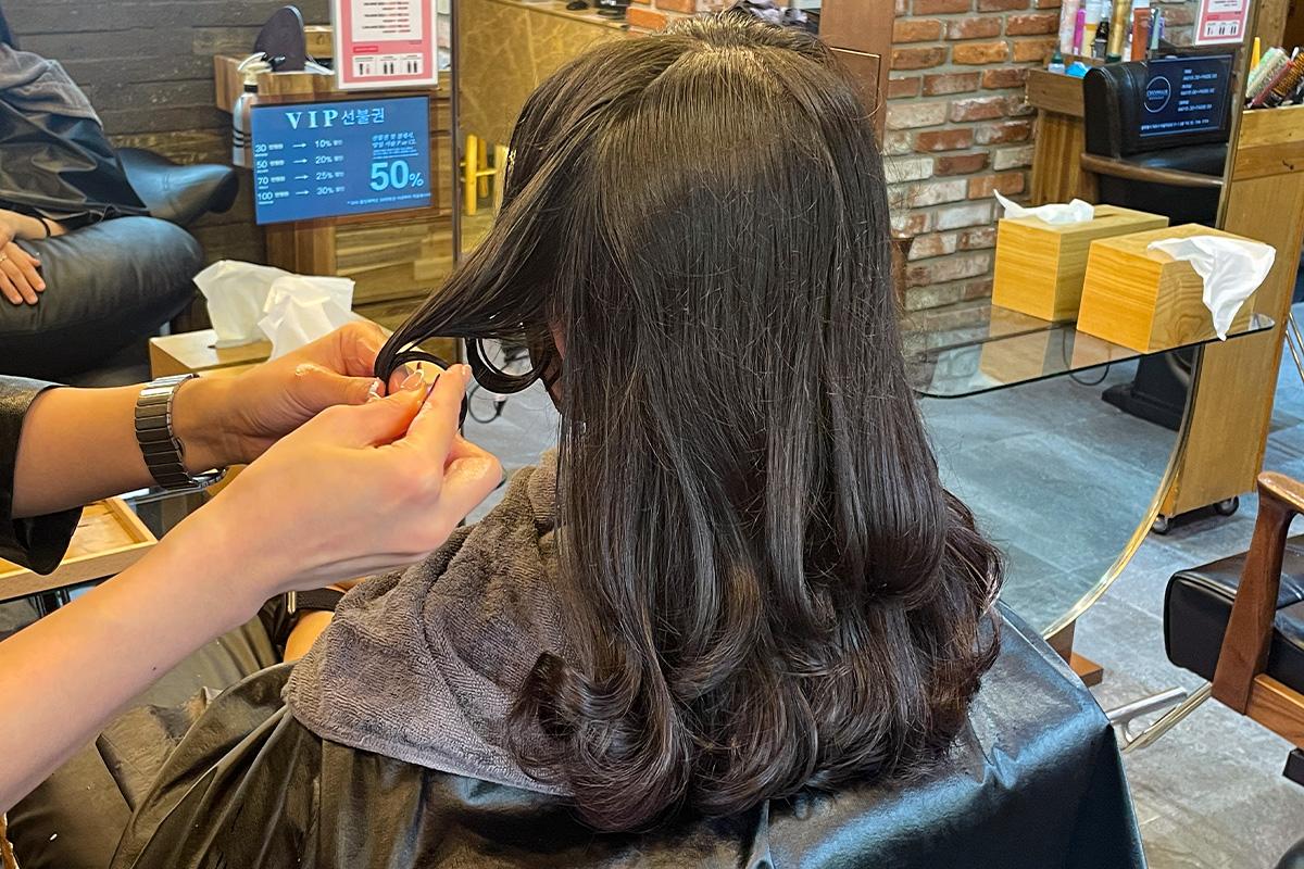 沙龍內護髮過程,頭髮包裹著保鮮膜以保持護髮效果。