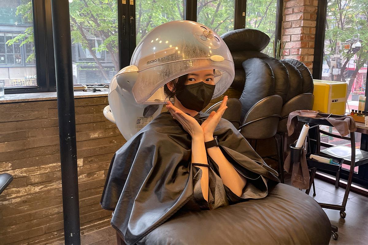 在CHOP HAIR的客人正在使用護髮加熱帽,帶來優質的美髮體驗。