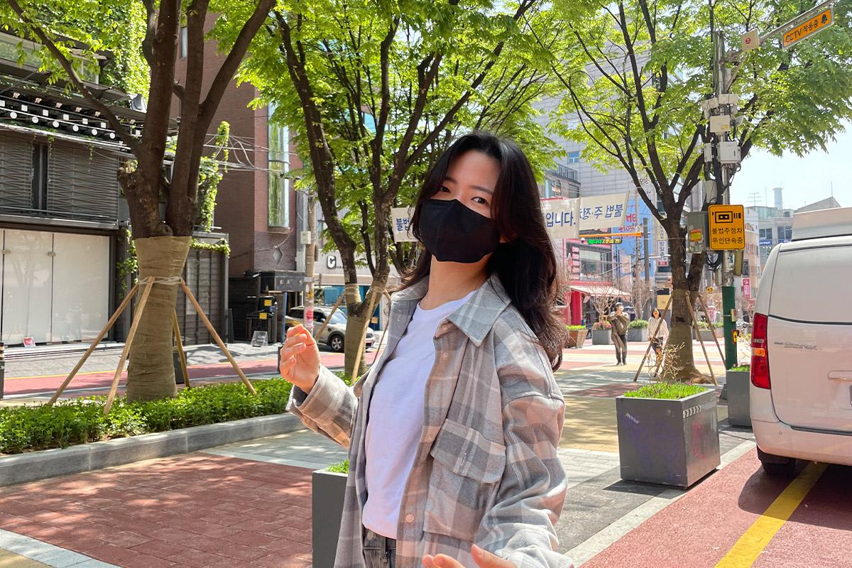 CHOP HAIR沙龍內,顯示客人在接近完成的捲髮設計後效果非常滿意。