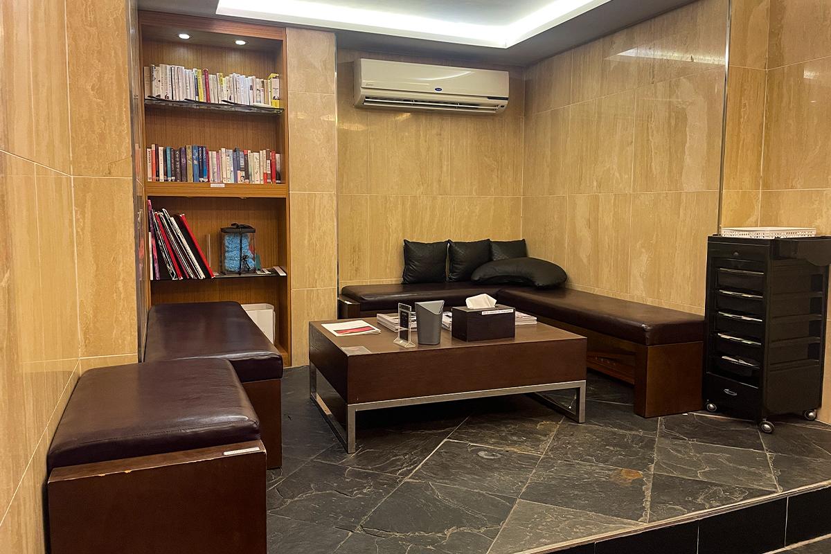 待客室內有舒適的沙發和書架,營造出放鬆的氛圍。