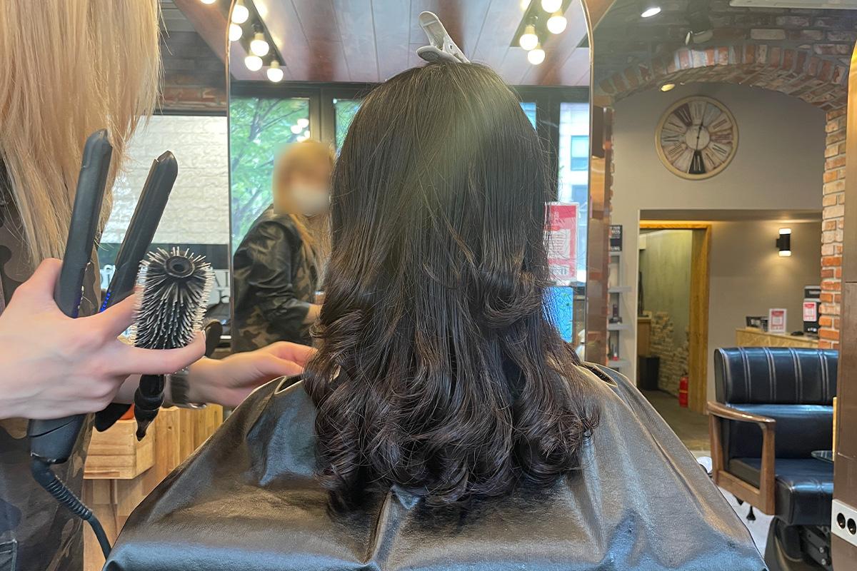 顧客在CHOP HAIR進行捲髮加護髮,感受專業服務。