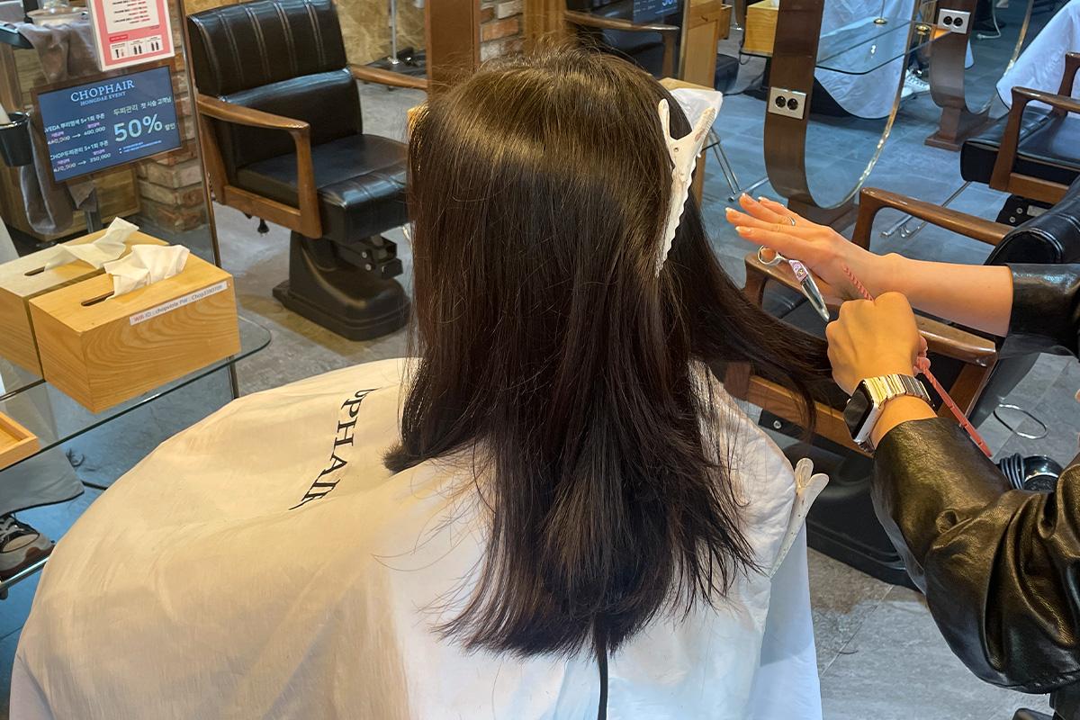 髮型設計師為顧客修剪髮尾,專注於提供完美造型。