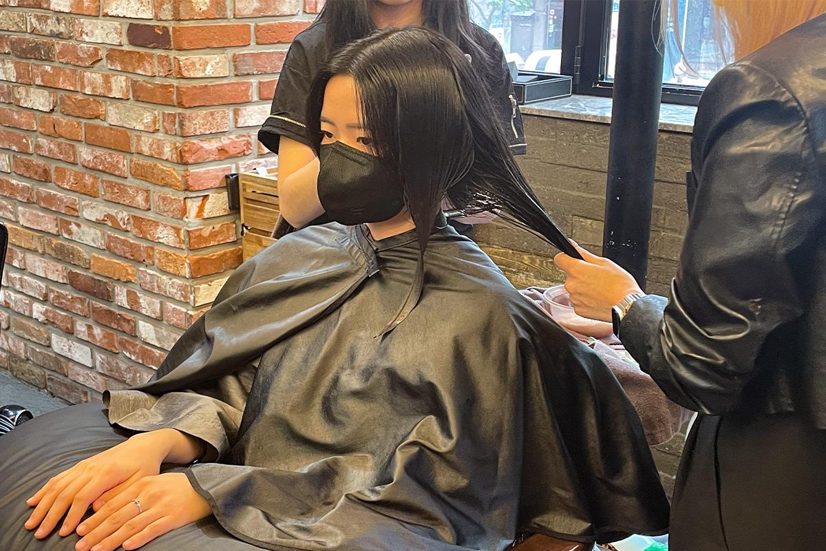 顧客在CHOP HAIR進行護髮護理,頭髮覆蓋著護髮膜。