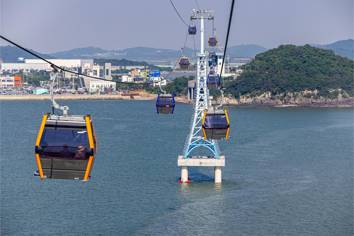 Teleférico Seohae-Rang sobre el agua cerca de Ansan, Corea, mostrando varias cabinas mientras cruza el mar.