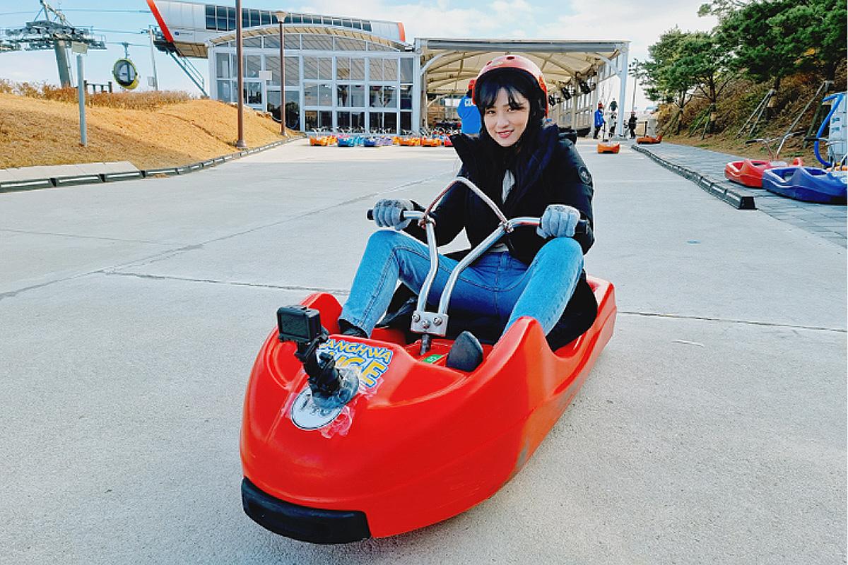 Группа на санках на острове Ганхва, готовясь к увлекательной поездке.