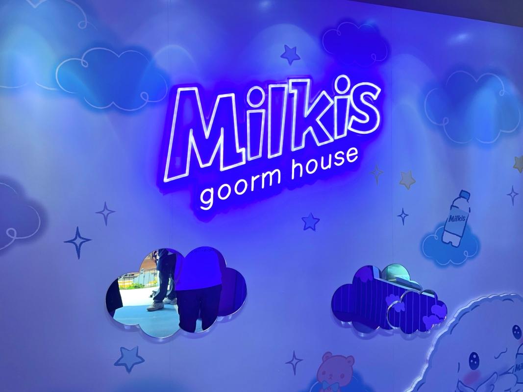 建物内に設けられた複数のフォトゾーン。可愛いシナモロールとMilkisの商品が展示されており、撮影に最適な場所です。