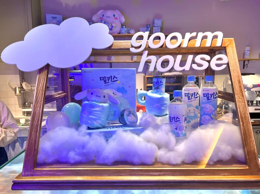 二階にもテーブル席が用意されており、訪問者はお気に入りの席でカフェを楽しめます。