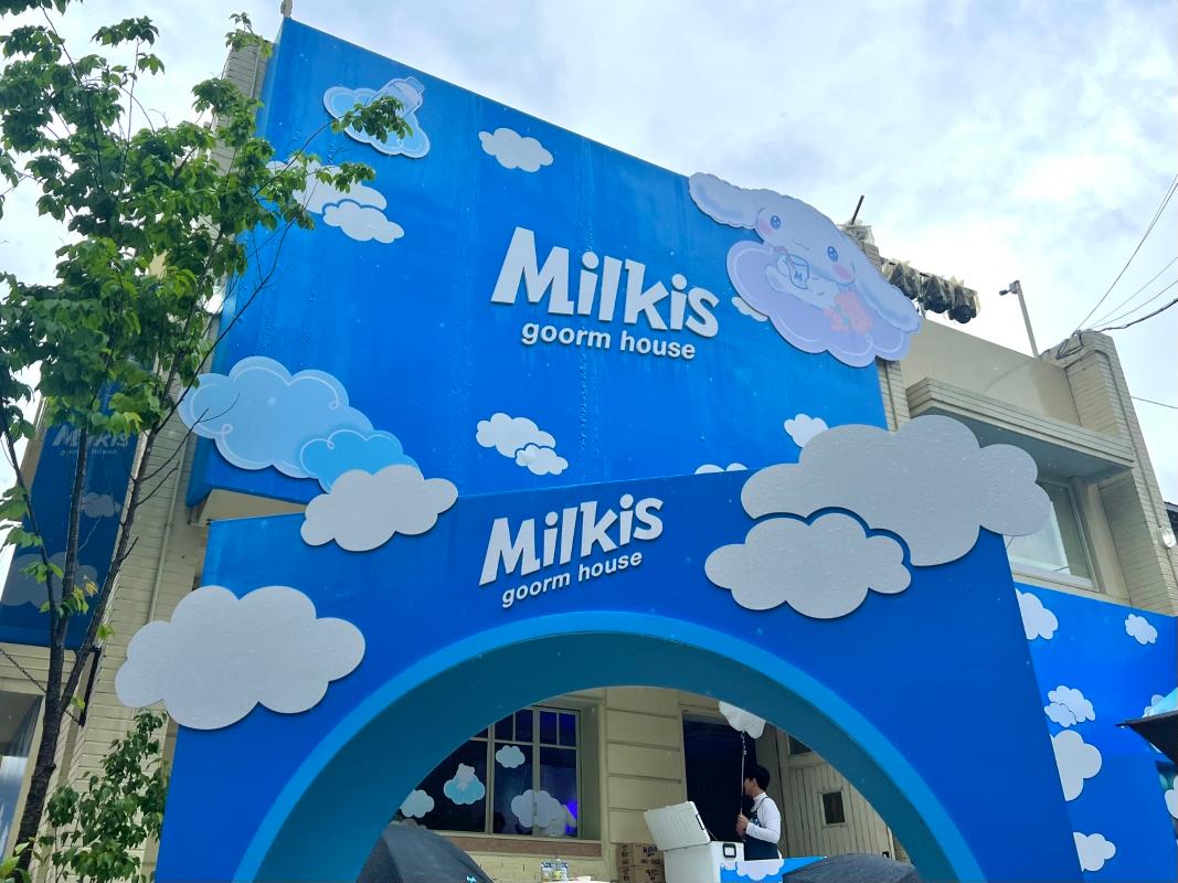 『Milkisゴームハウス』の入口横に飾られているシナモロールの立て看板。