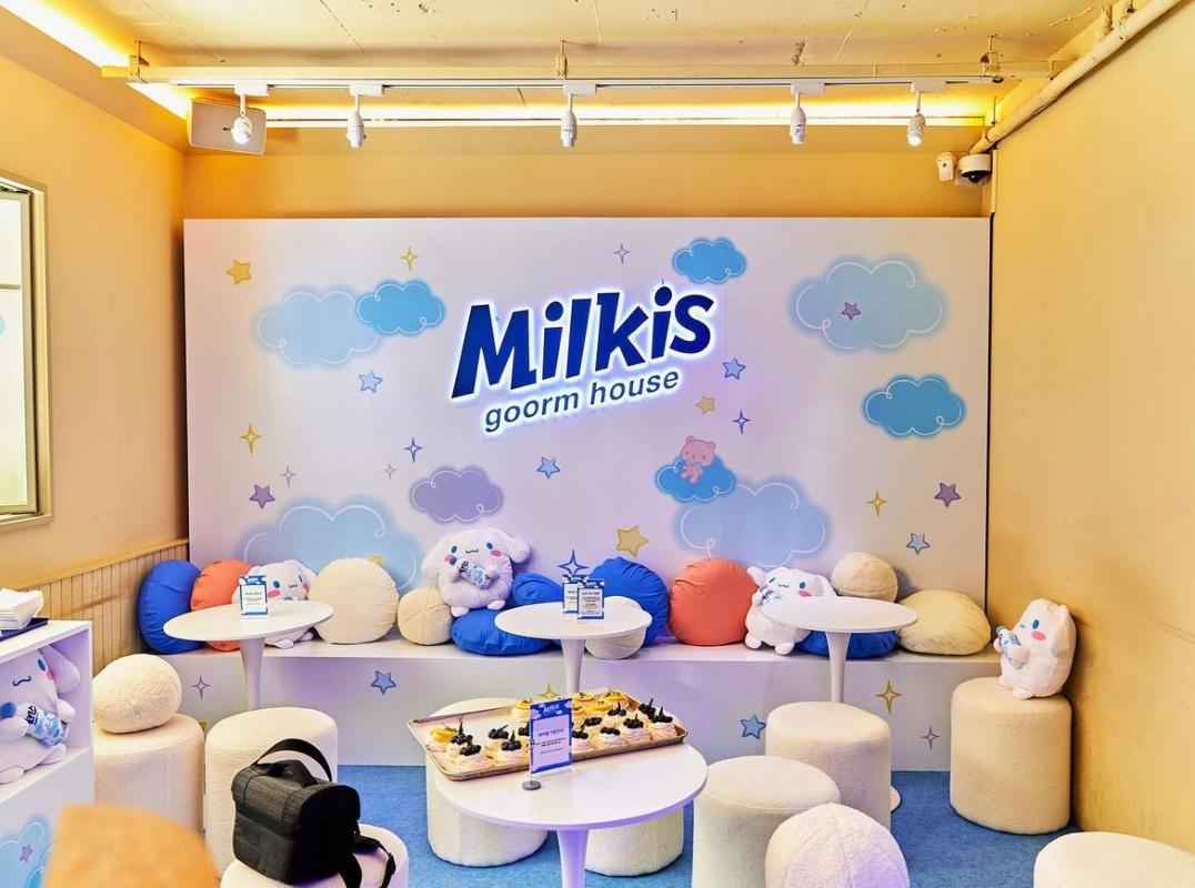 『Milkisゴームハウス』内のメニューです。限定のドリンクやデザートが紹介されています。