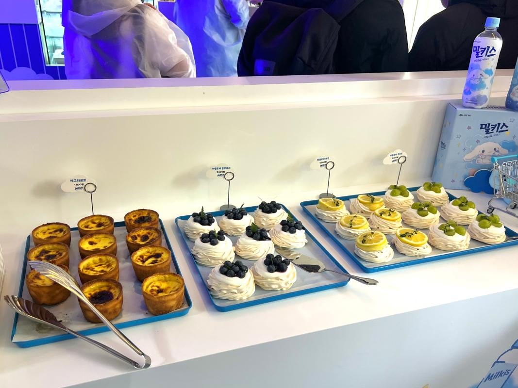 註文をどれにしようか迷う男性が映る様子。