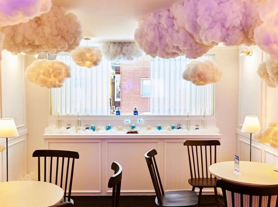 バラエティ豊かなデザートがディスプレイされたベーカリーコーナー。美味しそうな見た目が訪問者を惹きつけます。