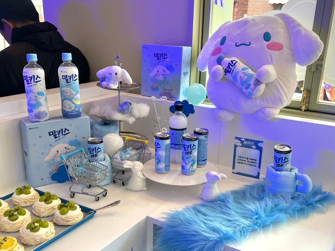 揃えられたベーカリー商品の前に集まる人々。かわいい見た目のケーキが並び、訪問者を魅惑します。