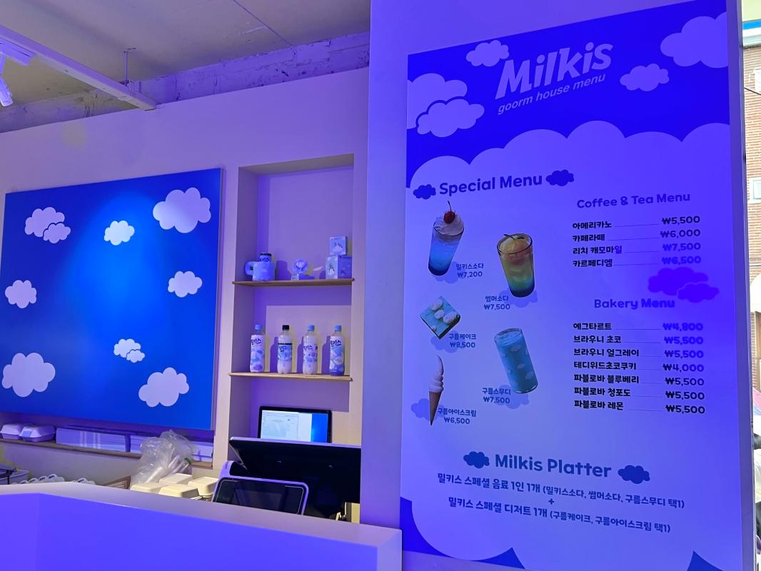 Milkisとシナモロールのコラボ商品が展示されている様子です。かわいいパッケージが特徴的です。