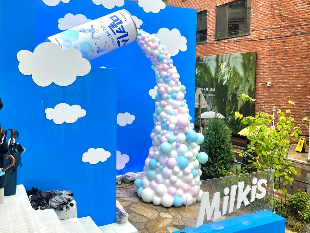 『Milkisゴームハウス』のフォトスポット。シナモロールの大きなぬいぐるみとミルキスの看板が写っており、訪問者が撮影を楽しんでいます。