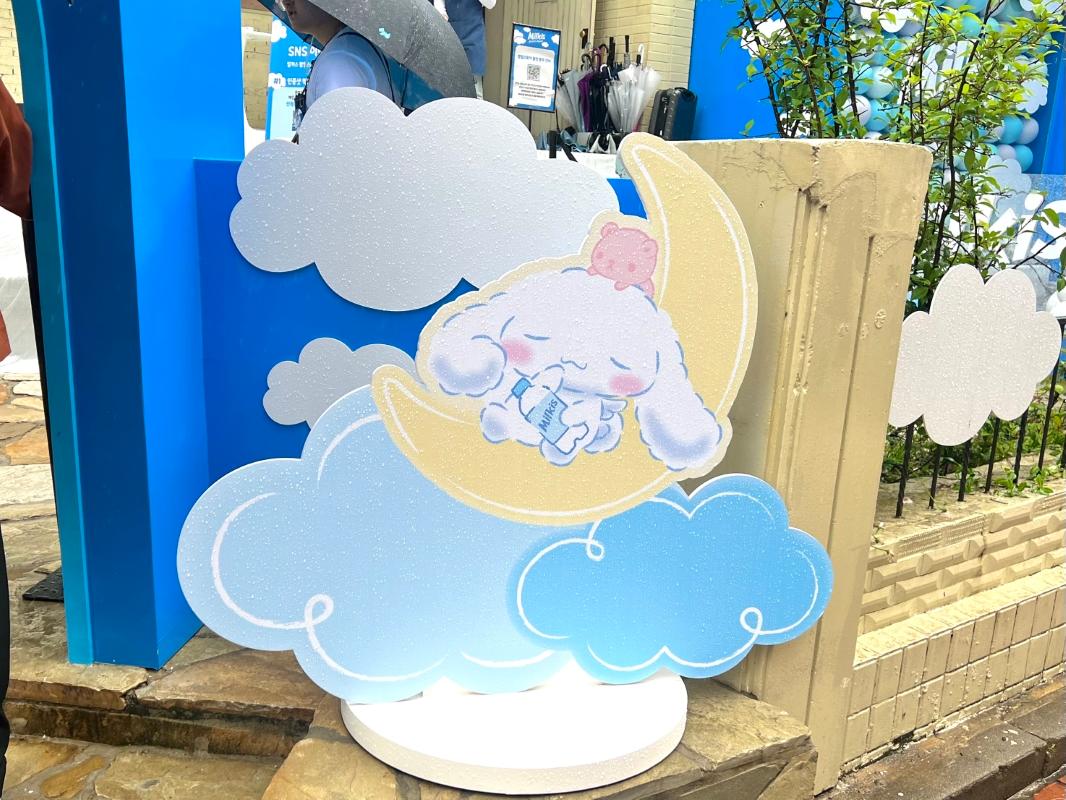 巨大な『Milkis』のフォトゾーン。溢れるミルキスを背景に記念撮影が楽しめる撮影スポットです。