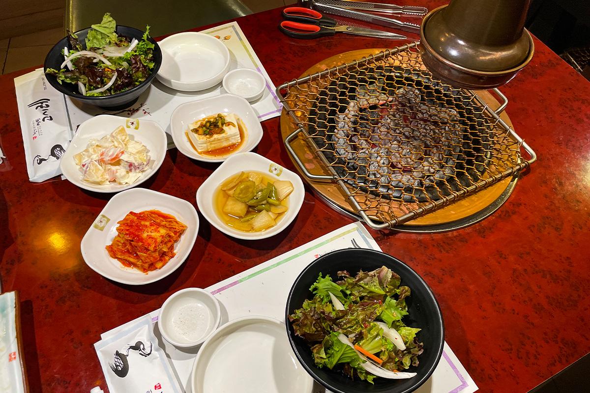 Gosire ресторанд үхрийн богино хавирга болон бусад хачиртай багц хоол.