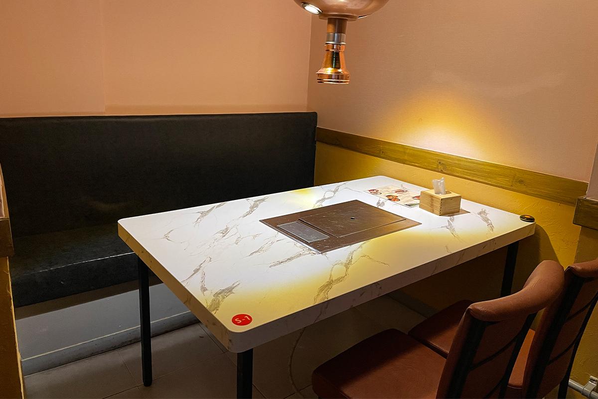 Gosire дэх жижиг, тав тухтай хоолны ширээ.