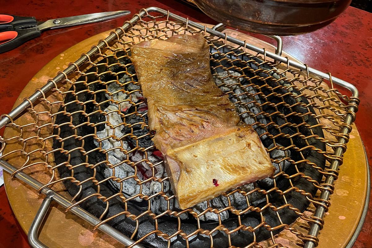 Gosire ресторанд жигд шарсан, зөв ​​зүссэн талхны хэлбэртэй мах.