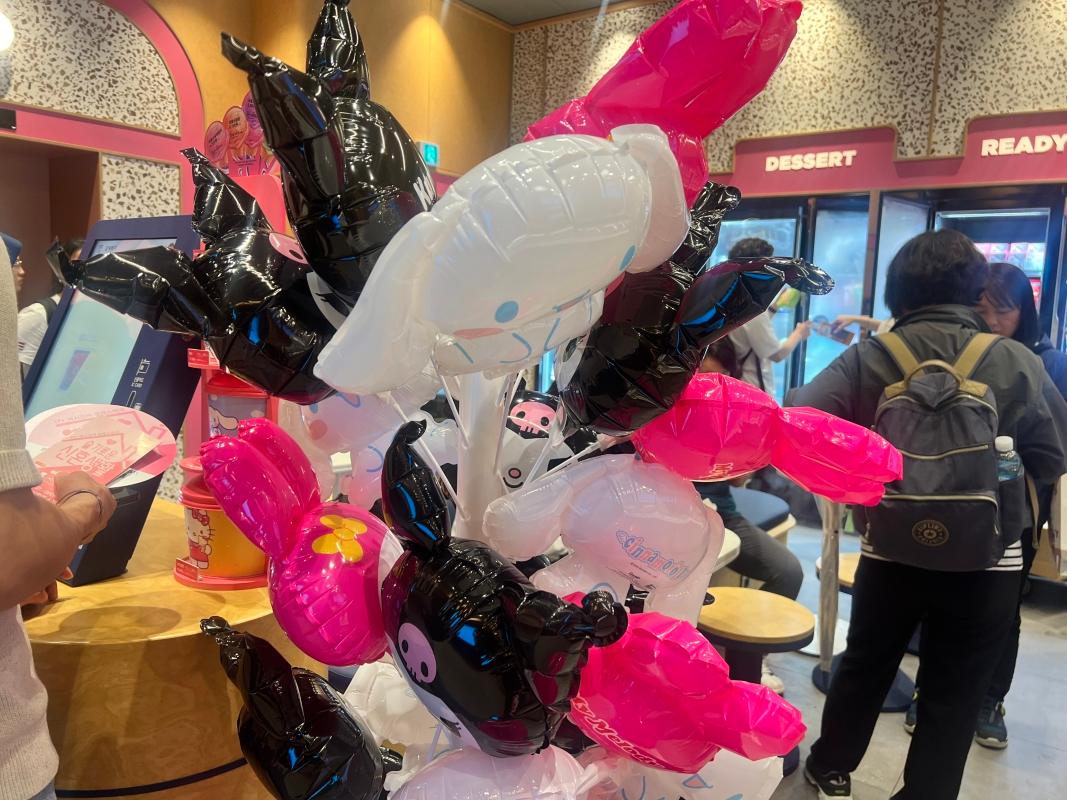 サンリオキャラクターの風船が店頭に並べられている様子