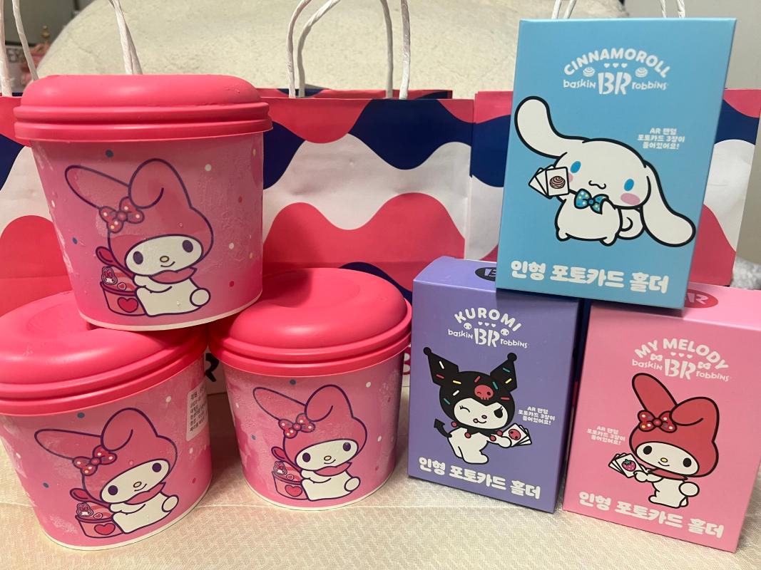 My MelodyとKuromiのデザインのテイクアウトカップ
