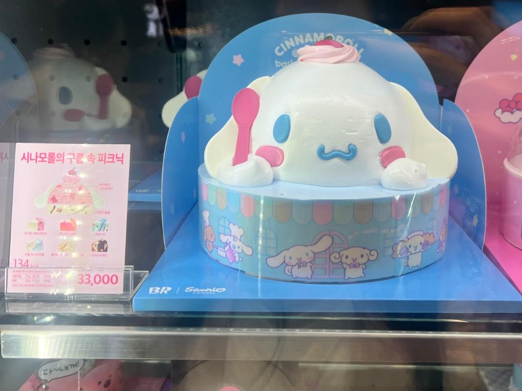 シナモロールデザインのケーキがショーケースに並ぶ