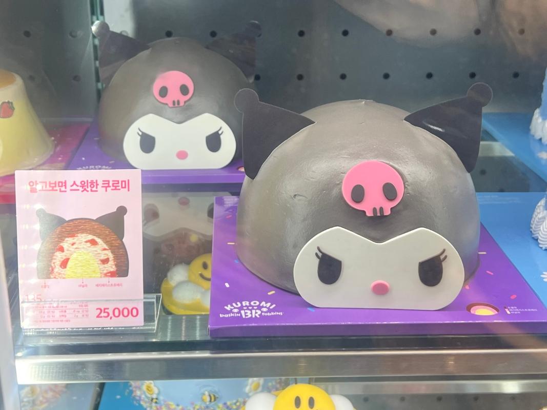 クロミデザインのケーキが冷蔵ショーケースに展示