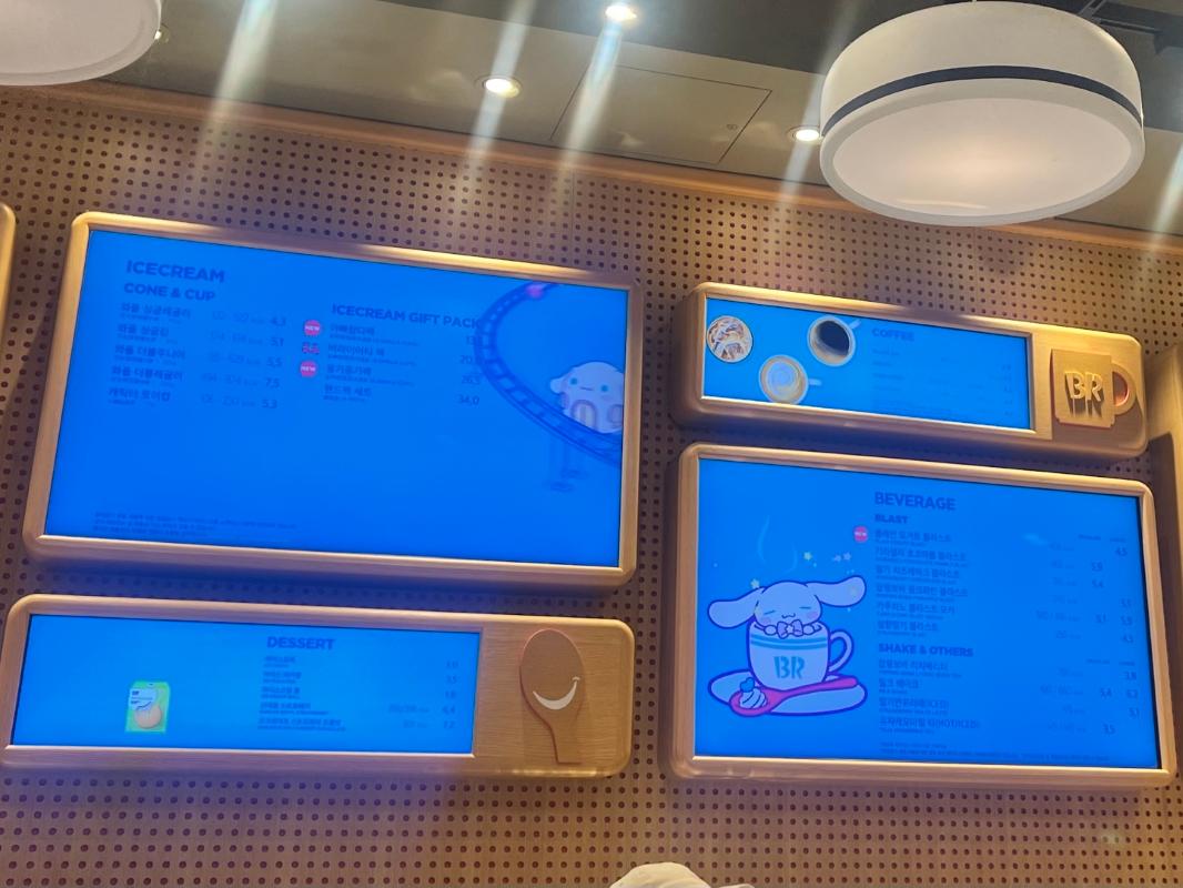 ベージュ色のバスキンロビンスのメニュー表示