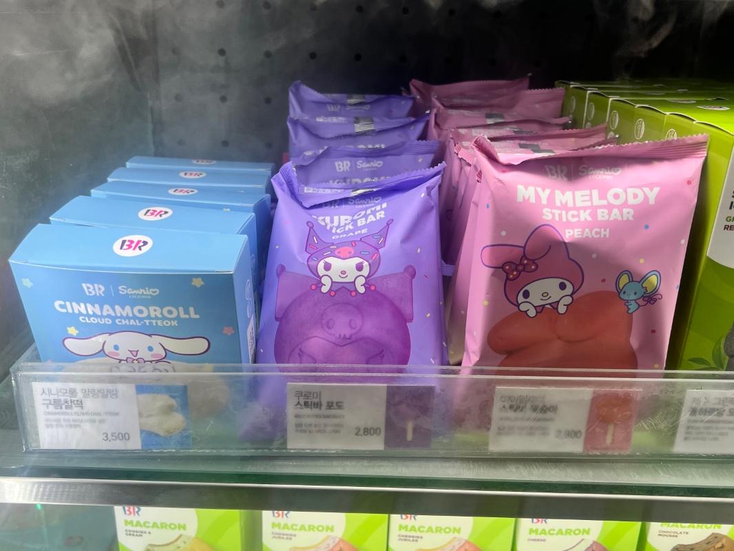 冷凍ストックとして並べられたサンリオのスティックバーとティッコングループのアイス