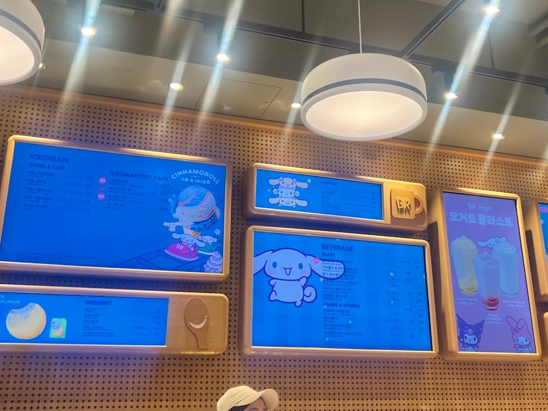 サンリオキャラクターズがデザインされたアイスクリームのメニュー