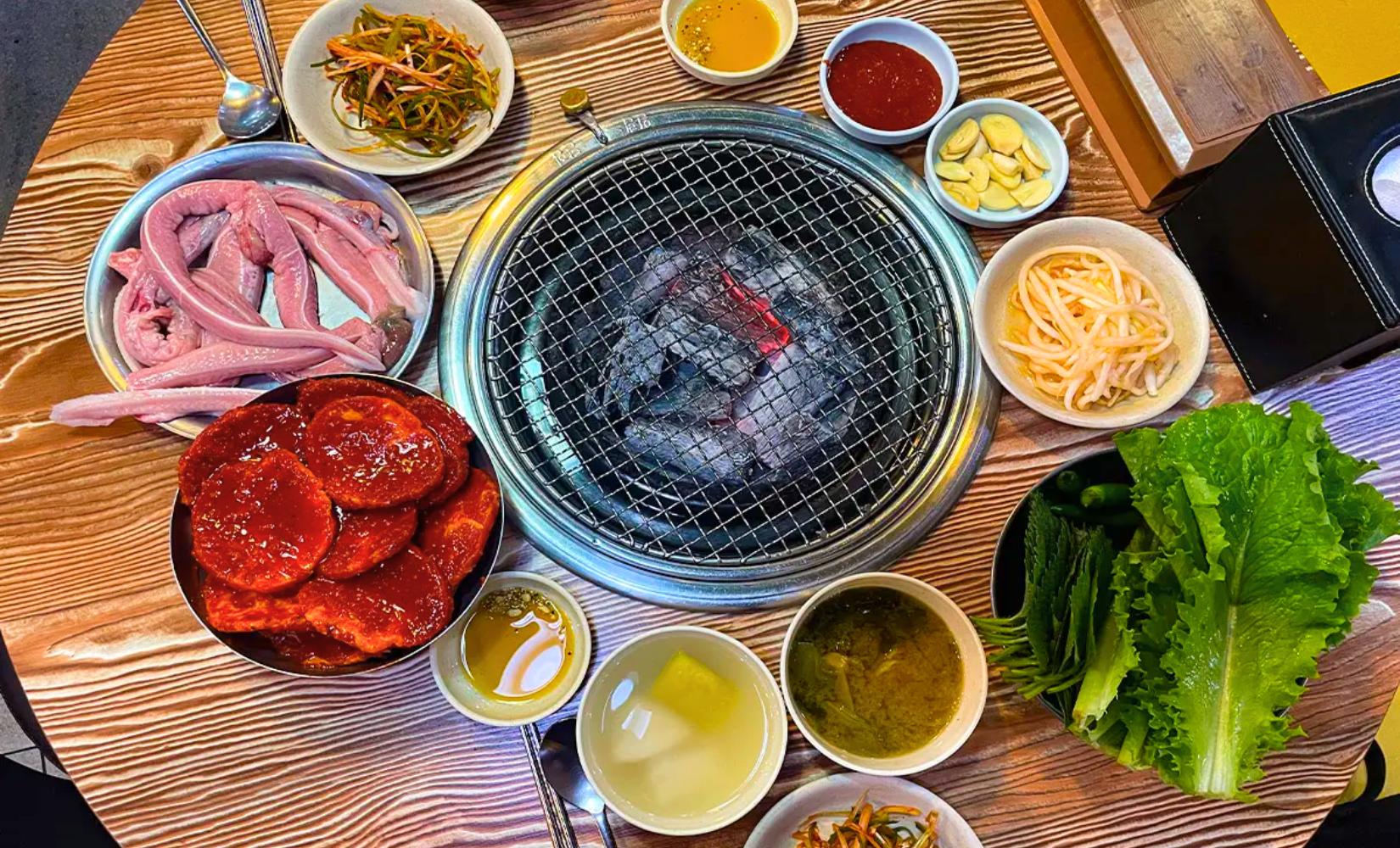 Orai: Nhà hàng chuyên món thịt thăn lợn và cá mút đá nướng rất ngon ở chợ Gwangjang