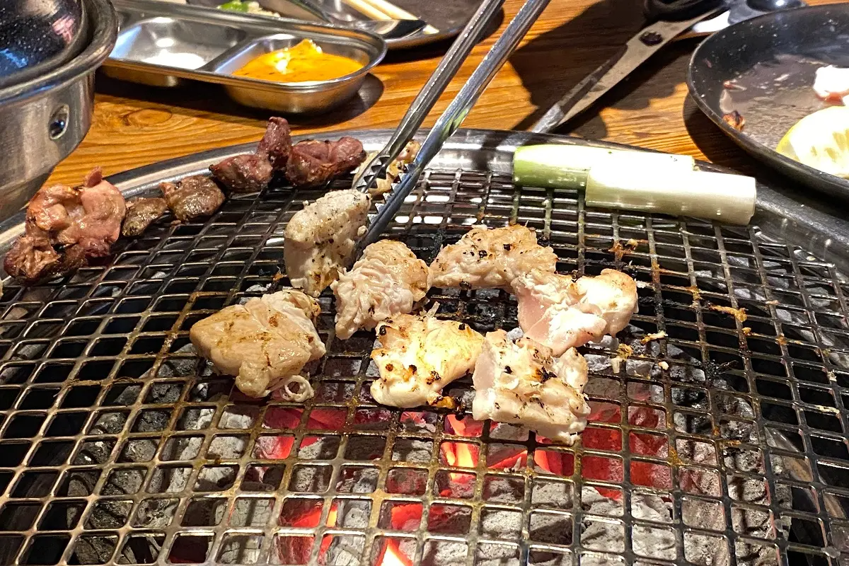 狎鷗亭ロデオ、韓国グルメ、ソウルグルメ、松鶏屋、ソンゲオク、ソン・ガン、芸能人、鶏肉、焼肉、アールグレイハイボール韓国旅行 ソウル 弘大 弘大カフェ トンジュヌンナムジャ 松鶏屋 狎鴎亭 943KING'S CROSS オンダルチッ ハリーポッターカフェ