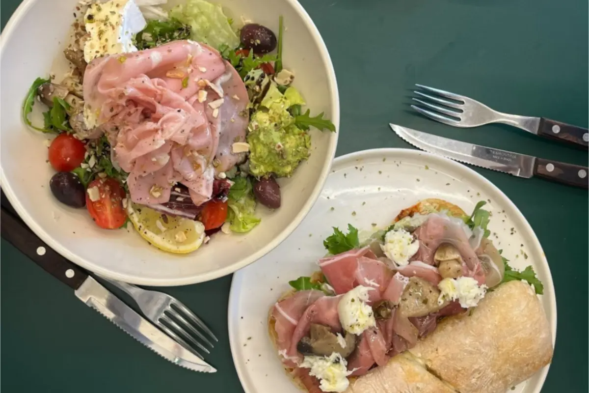 フロッラのブランチメニュー、サラダとパニーニ