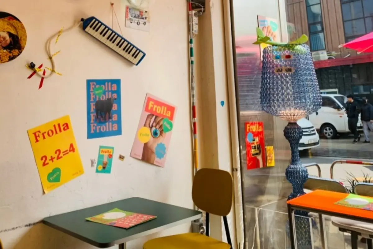 フロッラの店内、ユニークな壁のデコレーションが目立つ