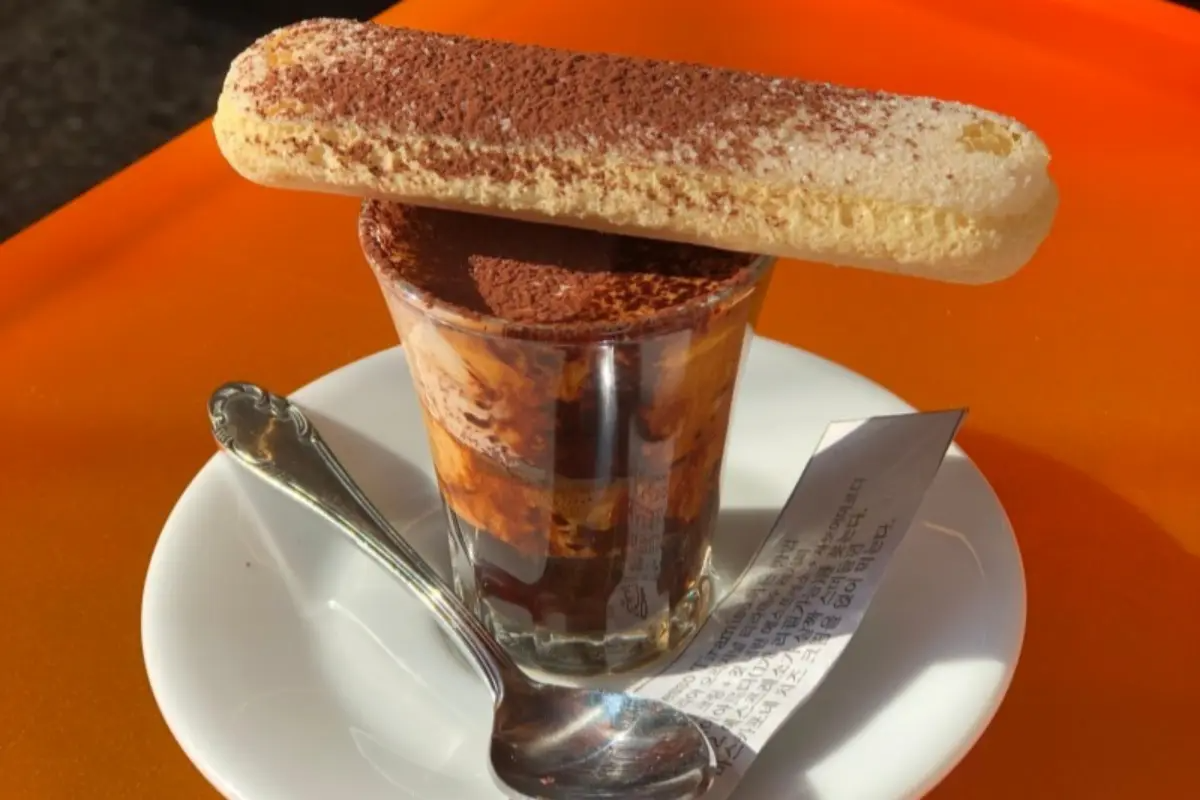 フロッラのスペシャルエスプレッソティラミス、サボイアルディ付き