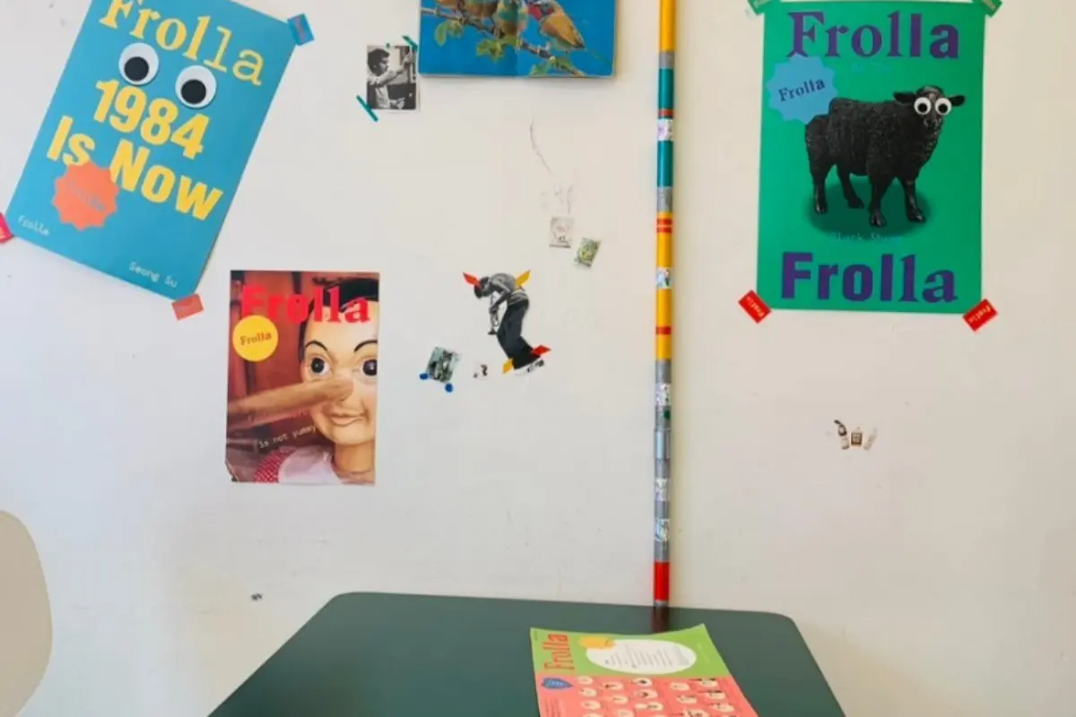 フロッラの店内、個性的なポスターとカラフルなインテリア