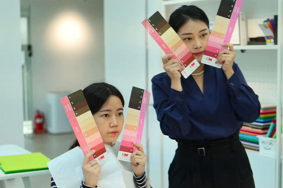 韓國個人色彩鑑定:兩名女子展示色卡,背景為學校教室。