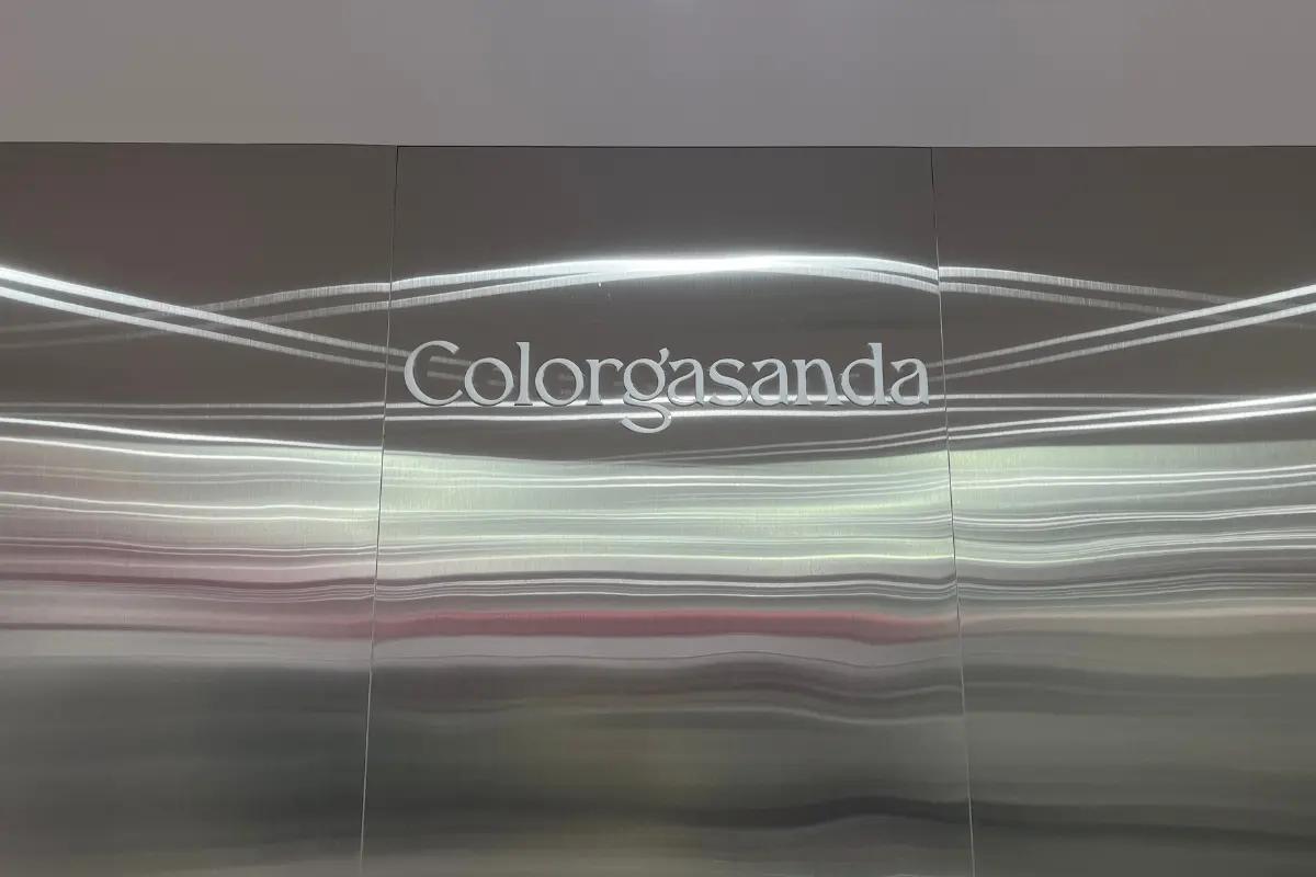 弘大のCOLORGA SANDAでパーソナルカラー診断を受ける様子